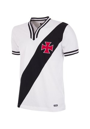 Wit sportshirt met korte mouwen met een zwarte diagonale streep, rood kruis-embleem op de borst en een zwart-wit gestreepte kraag en mouwboorden.