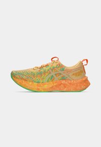 Buty do biegania z wielokolorową cholewką z siateczki w odcieniach żółci, zieleni i pomarańczu, z teksturowaną podeszwą i elastycznymi sznurowadłami.