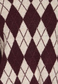 Maglione lavorato a maglia con motivo a rombi in bordeaux e beige, caratterizzato da un tessuto strutturato e da forme a diamante in contrasto.