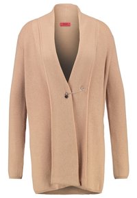 Cardigan beige tricoté à ouverture frontale, manches longues, col châle et fermoir décoratif en épingle de sûreté sur la poitrine.