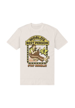 Maglietta beige chiaro con grafica retrò raffigurante una persona su pattini a rotelle, con il testo "WORLD'S BEST PERSON" e "STAY HUMBLE!" in giallo e nero.