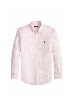 Chemise rayée rose clair et blanche à manches longues, avec col boutonné et petit logo brodé bleu marine sur la poitrine.