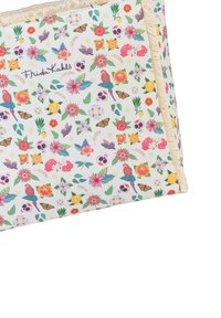 Decoratief kussen met een kleurrijk bloemen- en vlinderpatroon, inclusief schedels en papegaaien. Witte stof met een franjerand.