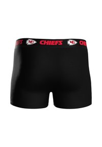 I boxer neri presentano una fascia elastica ampia con la scritta "CHIEFS" in rosso e un logo. Il tessuto appare liscio e aderente.