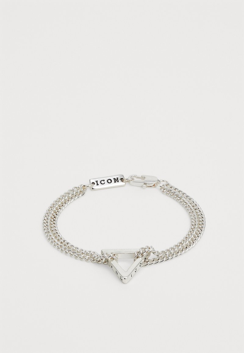 Bracelet en chaîne argentée avec un pendentif triangulaire et une étiquette gravée "ICON". Le design comprend plusieurs couches de maillons et un fermoir à lobster.