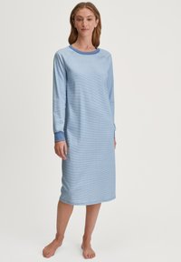 Helles blaues Nachthemd mit langen Ärmeln, feinen Streifen, Rundhalsauschnitt und kontrastierenden blauen Bündchen, aus weichem, atmungsaktivem Material.