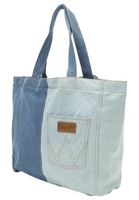 Torba na ramię z dżinsu w jasnoniebieskim i ciemnoniebieskim wykończeniu, z przednią kieszenią i naszywką logo Wrangler. Solidne uchwyty do przenoszenia.