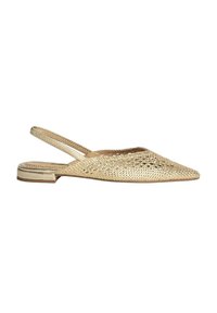 Bailarinas de oro trenzado tipo slingback con punta afilada, tacón plano y lados abiertos, que presentan un diseño de malla texturizada y acentos minimalistas.