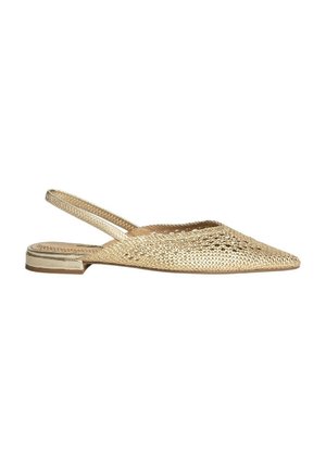 Bailarinas de oro trenzado tipo slingback con punta afilada, tacón plano y lados abiertos, que presentan un diseño de malla texturizada y acentos minimalistas.