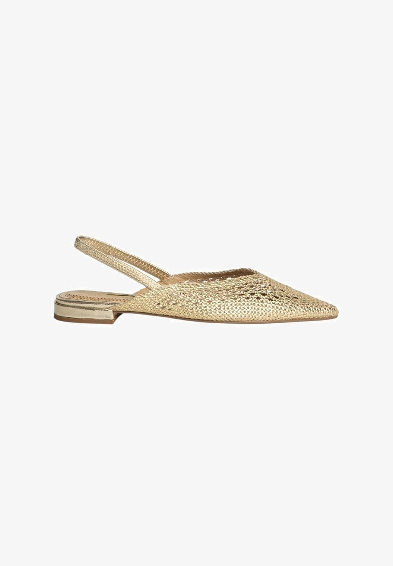 Bailarinas de oro trenzado tipo slingback con punta afilada, tacón plano y lados abiertos, que presentan un diseño de malla texturizada y acentos minimalistas.