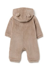Beige Plüsch-Babystrampler mit Kapuze und kleinen Bärenohren, langen Ärmeln und Füßlingen, von hinten auf einem weißen Hintergrund gezeigt.