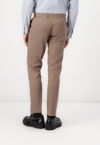 Isaac Dewhirst THE FASHION NOTCH SLIM SUIT - Κοστούμι - dark sand