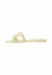 Chancla de goma en un suave amarillo con diseño de doble tira interconectada. Suela plana con textura suave, estilo minimalista.