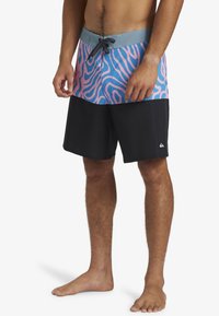 Kąpielówki w różowo-niebieski abstrakcyjny wzór, z szarym pasem w talii i czarną dolną częścią. Zawierają sznurek do regulacji i logo marki.