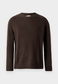 Brun långärmad crewneck-tröja med ribbade muddar och nederkant, uppställd mot en ljus, enfärgad bakgrund.