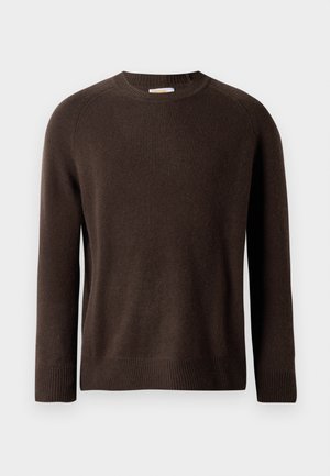 Brūns garām piedurknēm kreklu džemperis ar ribotām aprocēm un apakšmalu, izlikts uz vienkārša gaiša fona.