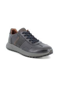 Sneaker in pelle grigio scuro con accenti tonali, pannelli testurizzati, punta rotonda e lacci piatti. Suola in gomma per trazione.