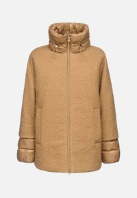 Chaqueta de forro polar color canela con cuello acolchado, mangas marrones brillantes, cierre frontal con cremallera y dos bolsillos laterales. Textura suave, ajuste holgado.