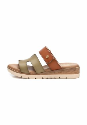 Sandalias tipo slide bicolor con correas de cuero en verde oliva y marrón, plantilla acolchada y suela de plataforma con aspecto de madera y ranuras.