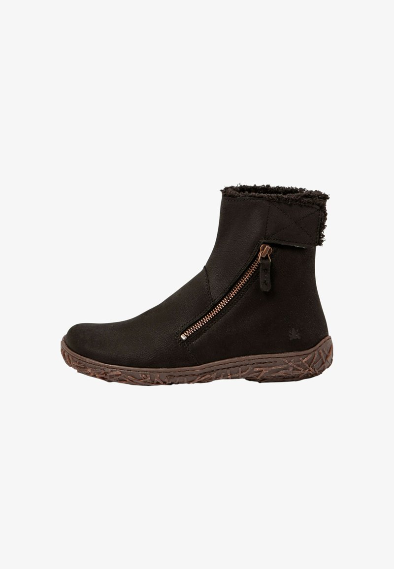 Botas negras hasta el tobillo hechas de cuero con una superficie texturizada, que presentan un zipper lateral y un cuello suave forrado de pelo. Suela de goma con un diseño estampado.