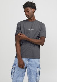 Jack & Jones JORVESTERBRO CREW NECK - Printtipaita - iron gate