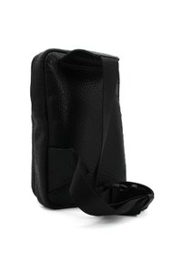 Borsa nera in pelle con superficie testurizzata, forma rettangolare, tracolla regolabile e tasca laterale.