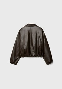 Braune Kunstleder-Cropped-Jacke mit einem breiten Kragen, elastischem Saum und oversized Ärmeln, die über eine glatte, glänzende Textur verfügt.