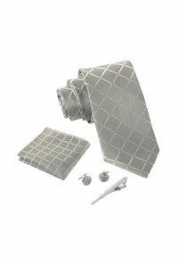 Cravate en soie grise avec un motif en losanges, pochette assortie, boutons de manchette en argent et pince à cravate, le tout avec une texture et un design élégants.