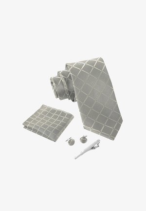 Harmaa silkki solmio timanttikuvioilla, yhteensopiva taskuliina, hopeiset kalvosinnapit ja solmionpidike, kaikki tyylikkäällä tekstuurilla ja muotoilulla.