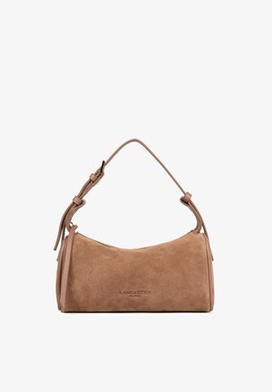 Sac à main en daim marron clair avec un dessus arrondi, une bandoulière ajustable, une fermeture éclair dorée et le logo Lancaster Paris embossé à l'avant.