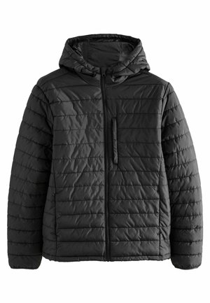 Chaqueta negra acolchada con capucha, que presenta un diseño acolchado horizontal, cremallera frontal y un pequeño bolsillo en el pecho. Textura suave.