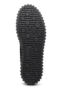 Suola di scarpa in gomma nera con motivi di trazione circolari e ovali; bordi frastagliati; include etichetta del marchio.
