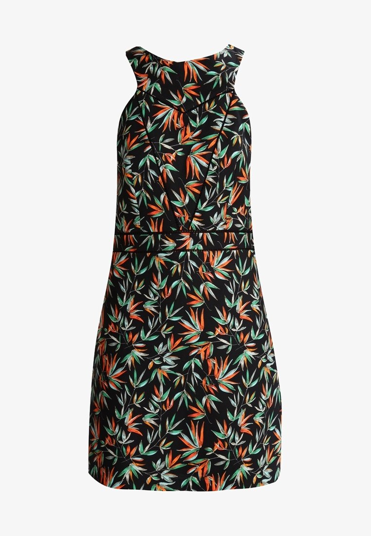 Robe fleurie avec un fond noir orné de motifs de feuilles vertes et orange, confectionnée dans un tissu léger, avec une coupe ajustée et sans manches.