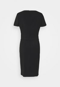 Musta mekko lyhyillä hihoilla, kapealla siluetilla ja polvipituisella helmalinjalla. Sisältää takavetoketjun ja vyön vyötärön korostamiseen.