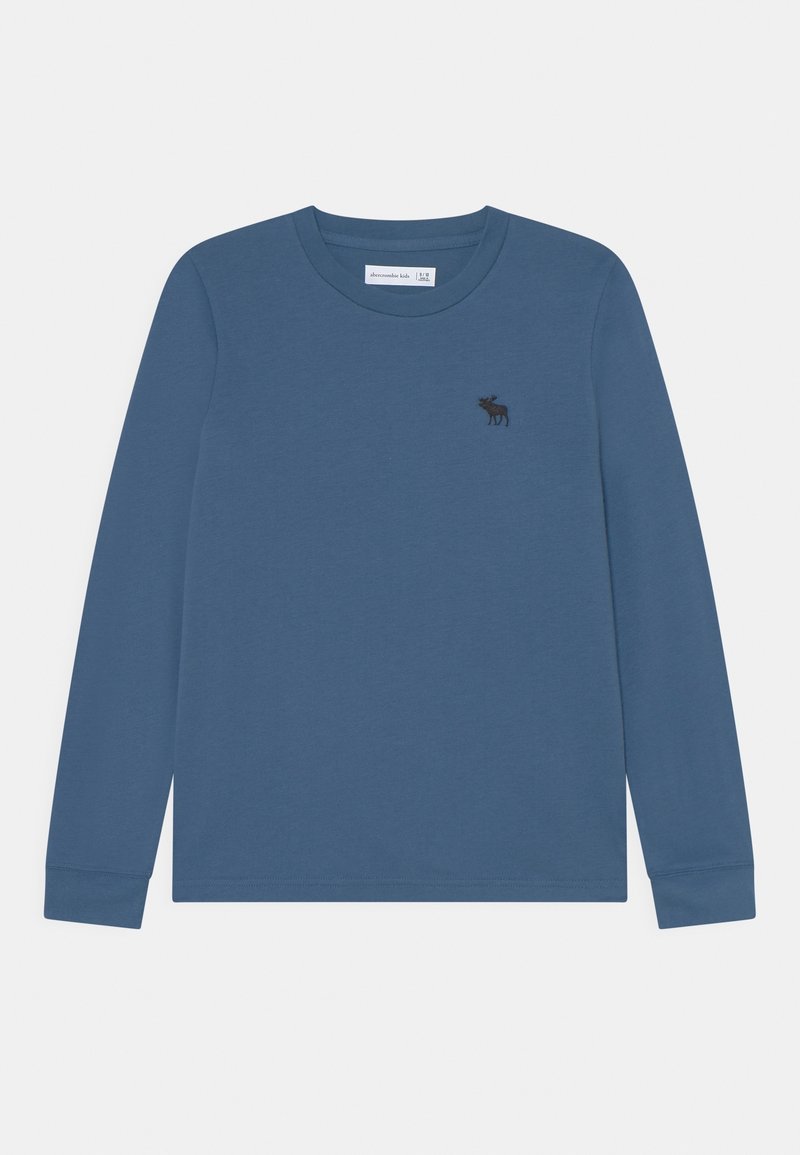 Camiseta azul de manga larga con cuello redondo y pequeño logo de alce negro en el lado izquierdo del pecho, mostrada sobre un fondo neutro.