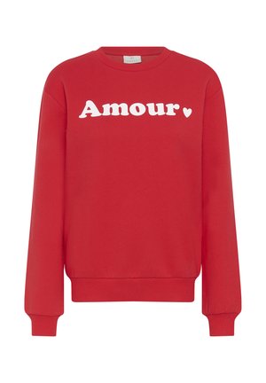 Rotes langärmeliges Sweatshirt mit Rundhalsausschnitt und dem Wort "Amour" sowie einem kleinen Herzen in weißer Schrift quer über der Brust.