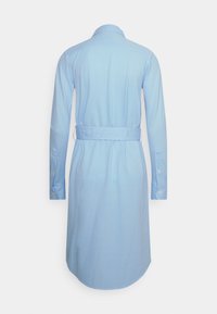 Ljusblå skjortklänning i mjukt tyg, med krage, långa ärmar, knappmanschetter och ett bälte vid midjan.