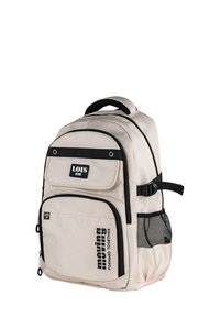 Mochila de tela beige con acentos negros, múltiples compartimentos, bolsillo lateral de malla, correa ajustable y detalles del logo en la parte frontal.