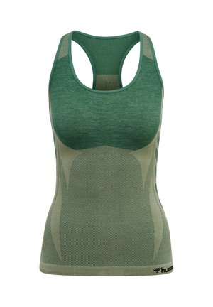 Zielony bezszwowy top sportowy z wycięciem racerback, z panelami siateczkowymi i fakturowanymi wzorami dzianiny, z małym czarnym logo przy brzegu.