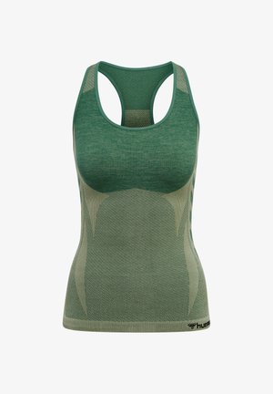 Zielony bezszwowy top sportowy z wycięciem racerback, z panelami siateczkowymi i fakturowanymi wzorami dzianiny, z małym czarnym logo przy brzegu.