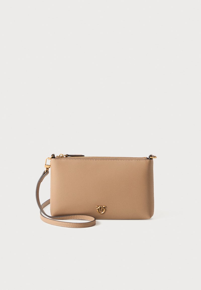 Μπεζ συνθετική τσάντα ώμου με φερμουάρ, χρυσά αξεσουάρ και αποσπώμενο λουρί. Λείο υλικό και μινιμαλιστικός σχεδιασμός.