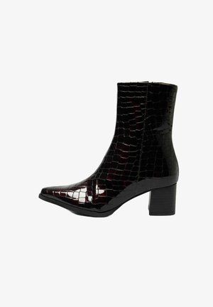 Schwarze Lackleder-Stiefeletten mit spitzem Zehenbereich, krokodil-prägierter Textur und einem robusten Absatz. Seitlicher Reißverschluss für ein einfaches An- und Ausziehen.