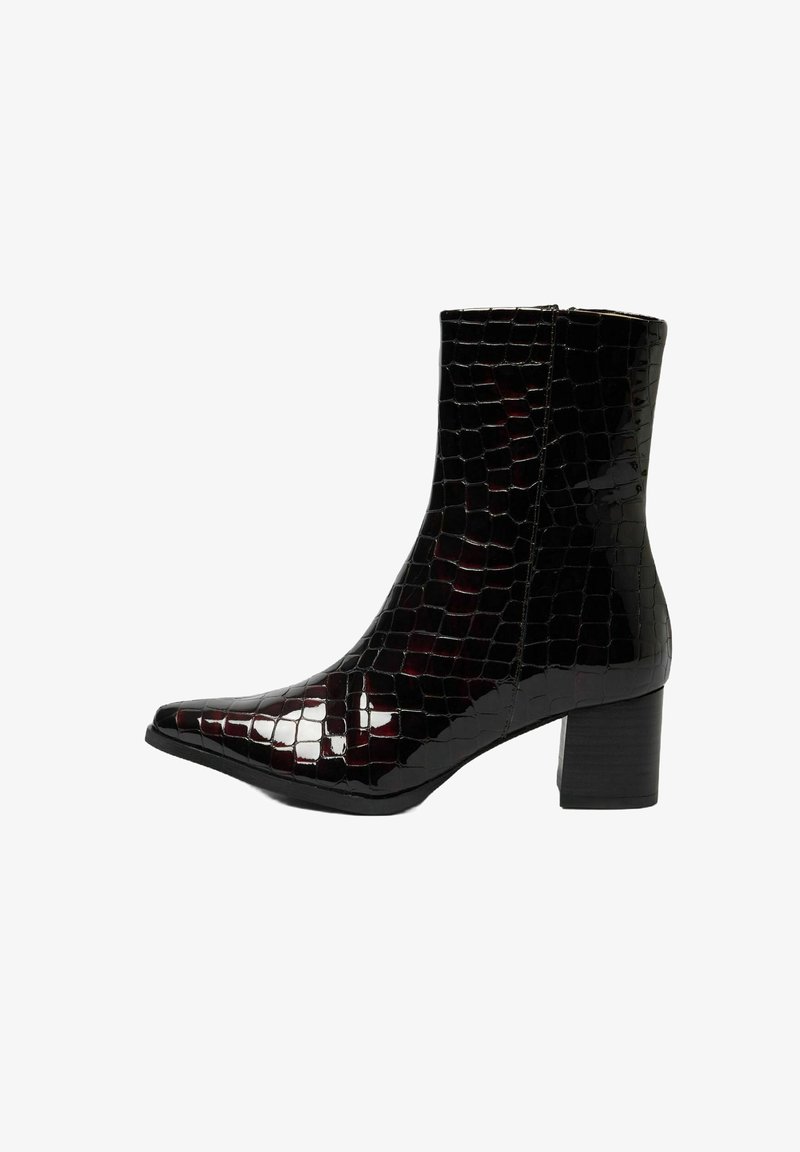 Melnas lakota ādas potītes zābaki ar smailu purngalu, krokodila raksta tekstūru un masīvu papēdi. Sānu rāvējslēdzēja aizdare vieglai uzvilkšanai.