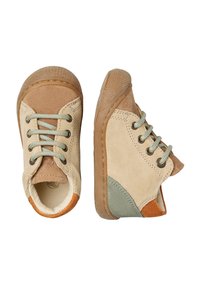 Zapatos de ante en tonos marrón y beige con suelas de goma blanda. Las características incluyen punta redonda, costura en contraste, cordones verdes y un panel decorativo colorido.