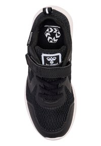 Scarpa sportiva nera con tomaia in rete, cinturino in Velcro e chiusura a lacci. Presenta una suola bianca e dettagli grigi. L'etichetta interna mostra il logo del marchio.