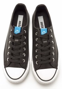 Baskets en toile noire avec embouts en caoutchouc blanc, lacets noirs et un accent bleu sur la languette. Tissu texturé et œillets ronds.