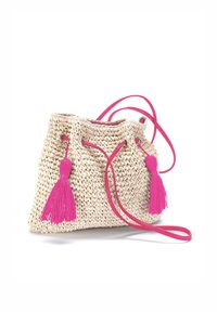 Borsa in paglia tessuta color beige con pompon rosa acceso. Presenta una chiusura con cordoncino e una lunga e sottile tracolla rosa per il trasporto.