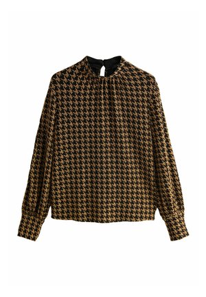 Blusa de manga larga con un patrón de pata de gallo en negro y dorado, con un cuello alto y un detalle de ojal en la parte posterior. Textura suave.