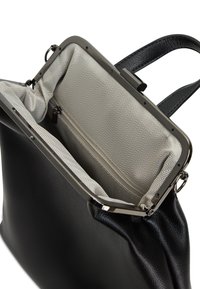 Geantă de mână din piele neagră cu o închidere din argint, având un căptușel din material cu model în zigzag și o pungă interior cu fermoar. Curea inclusă.