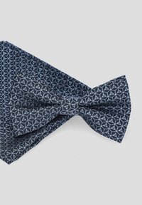 Granatowy zestaw muszki i chusteczki do kieszeni z geometrycznym wzorem w jasnoniebieskim kolorze. Wykonany z materiału o gładkiej teksturze i usztywnionym kształcie.